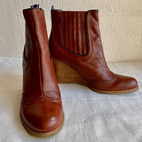 Tommy Hilfiger cognac wedge booties with perforated brogue details Size 9.5 - Picture 4 of 12